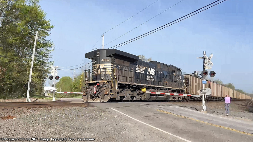 NS 4082 passes my buddy Roger Smith who gave me this heads up.